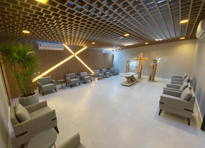 Sala de velório VIP, com poltronas e acabamento em madeira