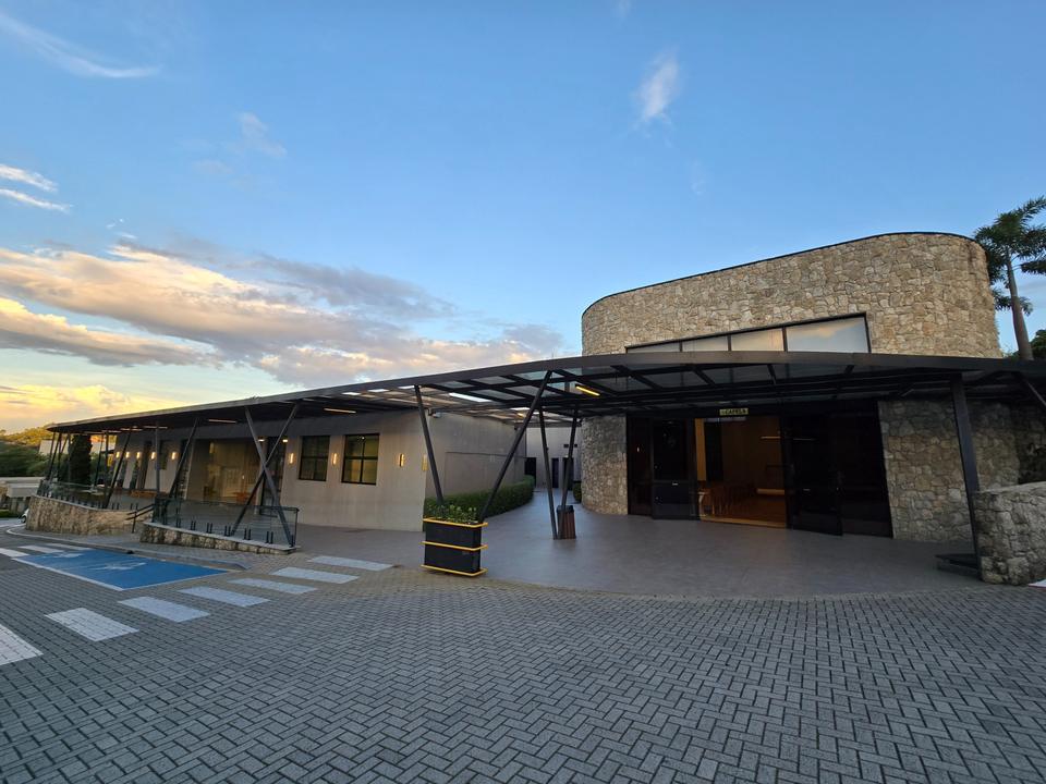 Entrada do Valle dos Reis ao entardecer, com o céu alaranjado